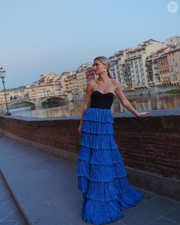 Azul e preto se combinaram no look de Julia Tiberio: vestido com camadas é Rosie Assoulin
