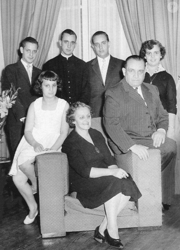 Sem data definida: Papa Francisco (segundo da esquerda, em pé) e sua família em uma foto antiga