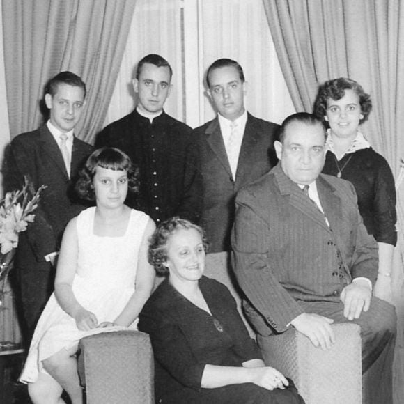 Sem data definida: Papa Francisco (segundo da esquerda, em pé) e sua família em uma foto antiga
