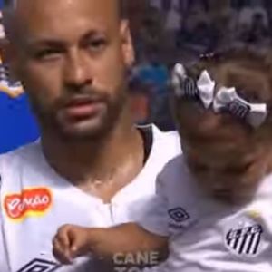 Filha de Neymar e Bruna Biancardi, Mavie entrou em campo no colo do pai e arrasou no lookinho com saia e camisa do Santos