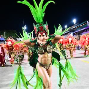 Para manter o tapa-sexo no lugar, Mulher Melão revelou ter colado o acessório com uma cola