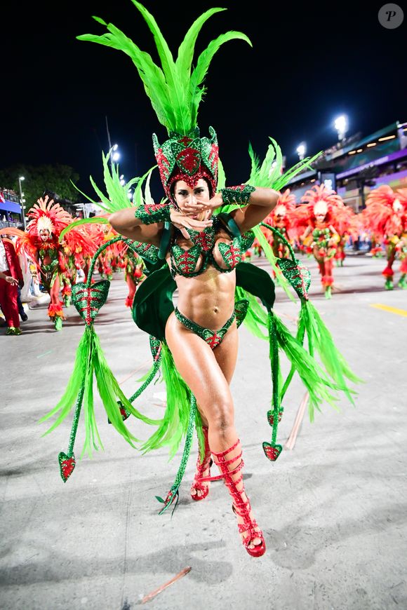 Para manter o tapa-sexo no lugar, Mulher Melão revelou ter colado o acessório com uma cola