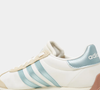 O tom gelo com detalhes metalizados em azul do Adidas Runvista foi o responsável por despertar a comparação com o visual da Barbie em "O Lago dos Cisnes", especialmente com a roupa da personagem Odette