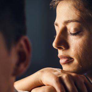 Reflexão filosófica resgatada por Cuerpo y Mente questiona padrões atuais de felicidade e mostra como o desconforto pode revelar quem realmente somos