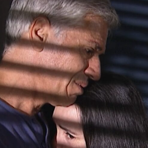 Assunção (Nuno Leal Maia) perdoa Helena (Regina Duarte) após discussão que culminou no acidente do atleta na novela 'História de Amor'