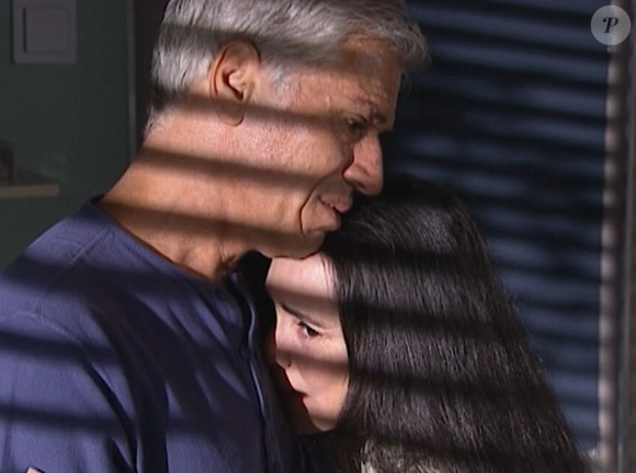 Assunção (Nuno Leal Maia) perdoa Helena (Regina Duarte) após discussão que culminou no acidente do atleta na novela 'História de Amor'