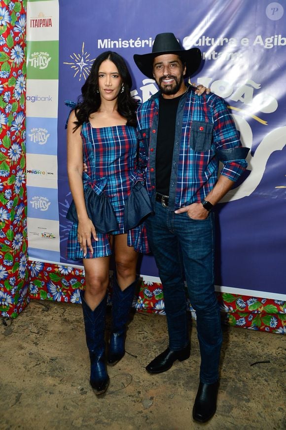 Alberto Cowboy e a esposa combinaram uma estampa xadrez em seus looks