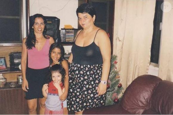 Antes de viver em casas luxuosas, Anitta morava com sua família em Honório Gurgel, bairro da Zona Norte do Rio de Janeiro.