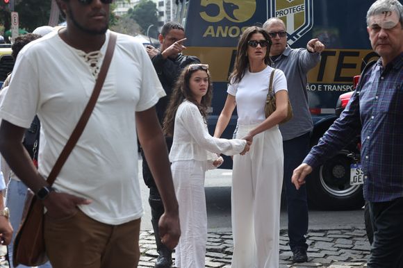 Sol de Maria, Neta de Preta Gil, e Laura Fernandez, sua mãe, usam branco em última despedida no velório de Preta Gil, ocorrido no Theatro Municipal do RJ, nesta sexta-feira (25).