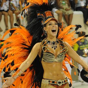 Paolla Oliveira no carnaval: atriz em 2010 usou 'fantasia' de gari e fez homenagem a Renato Sorriso, funcionário da empresa de limpeza urbana do Rio de Janeiro