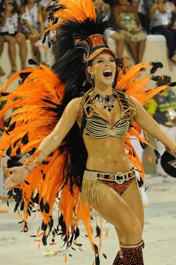 Paolla Oliveira no carnaval: atriz em 2010 usou 'fantasia' de gari e fez homenagem a Renato Sorriso, funcionário da empresa de limpeza urbana do Rio de Janeiro