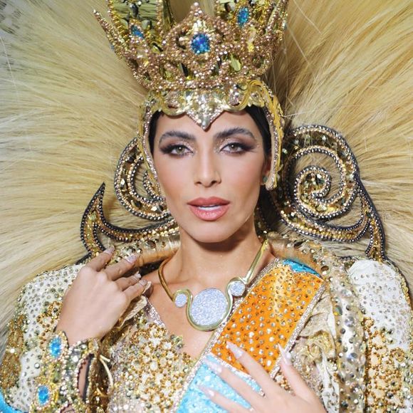 Na madrugada desta quarta-feira (05), a atriz que acaba de entrar em "Mania de Você" desfilou pela Marquês de Sapucaí com um colar milionário elaborado pelo próprio namorado, Anthony Garcia.