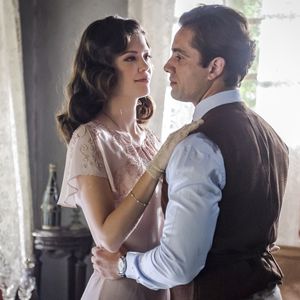 Na trama de 'Espelho da Vida', Julia Castelo (Vitória Strada) foi pintada nua por Danilo (Rafael Cardoso'