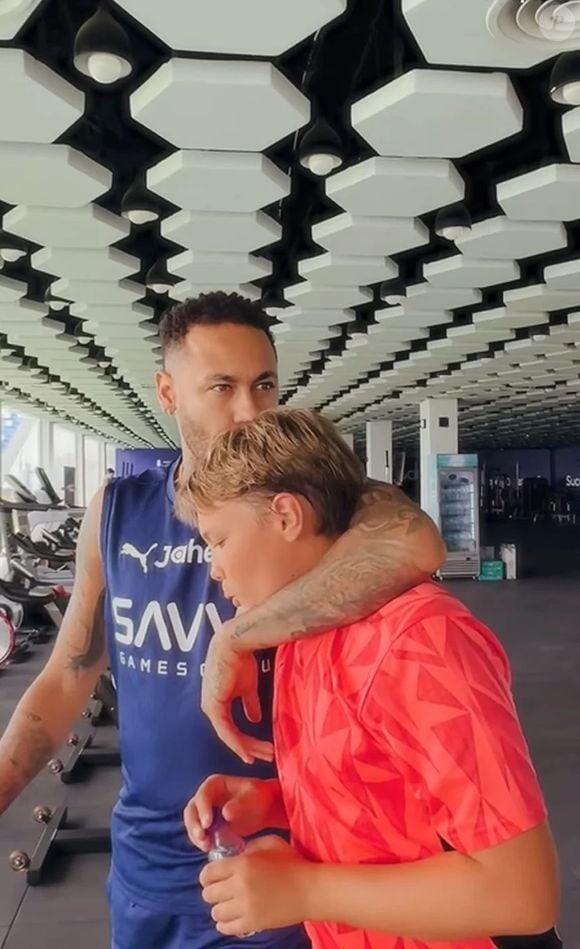 Neymar ficou cabisbaixo na festa do filho, Davi Lucca, ao saber que não seria convocado para os dois últimos jogos do Brasil nas eliminatórias da Copa do Mundo 2026