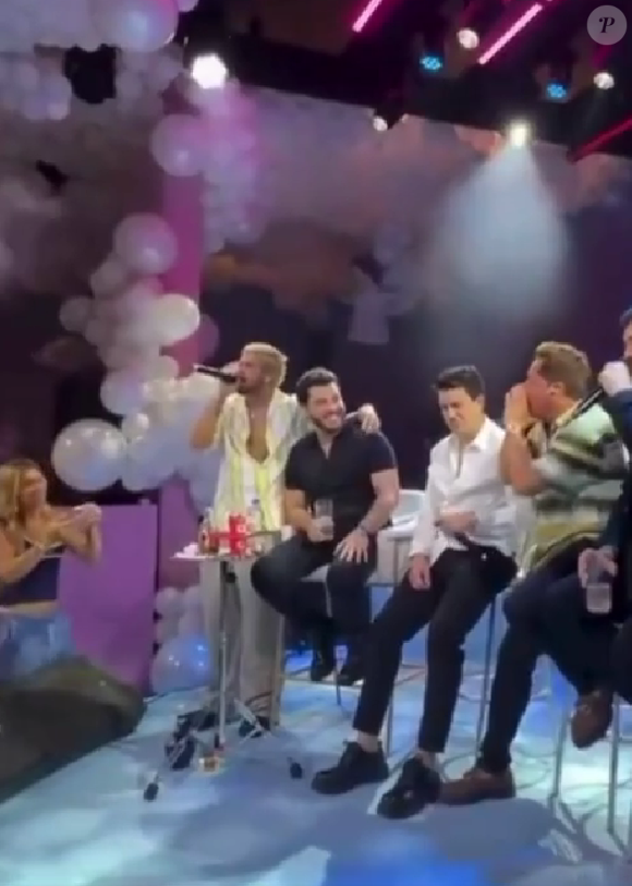 Registro de Zé Felipe cantando na festa da filha Maria Alice.