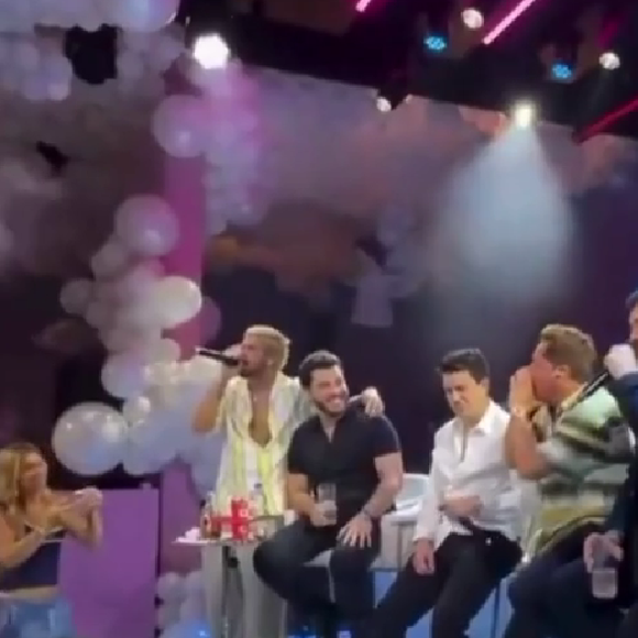 Registro de Zé Felipe cantando na festa da filha Maria Alice.