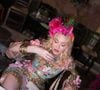 Para a primeira produção de seu aniversário de 68 anos, Madonna escolheu um vestido azul estampado da Dolce&Gabbana, combinando flores rosas e detalhes dourados