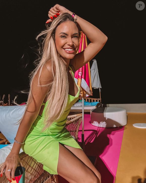 Harmonização de Sarah Andrade ficou sutil e contornou seu maxilar, bem como o queixo