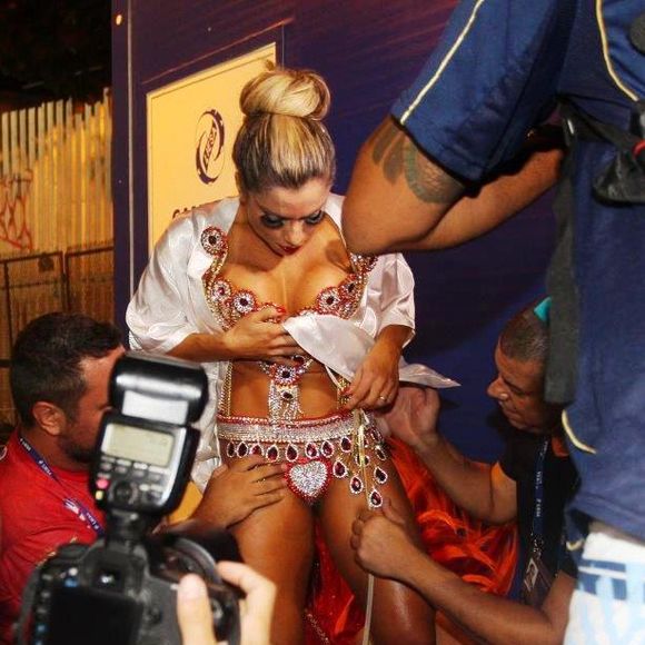 Conhecida por desfilar com tapa-sexos minúsculos, Dani Sperle enfrentou vários perrengues. Em 2015, ainda na concentração, ela ficou completamente nua enquanto ajustava a fantasia.