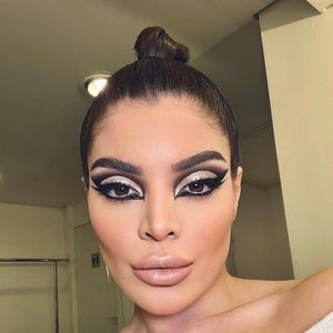 Desde os preenchimentos até a mudança em seu corpo, Gkay não foi perdoada na web