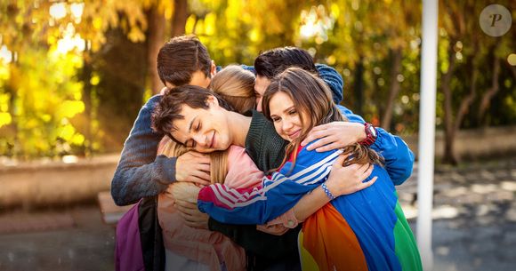 'Love 101' ('Aşk 101') - Um grupo de adolescentes rebeldes descobre o poder da amizade e do amor em meio às pressões da escola