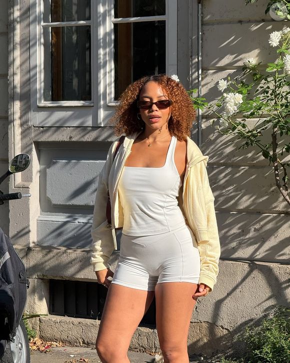 Tonalidades de amarelo estão frequentes nos calçados, assim como no tênis New Balance. Você também pode encontrá-la em roupas e acessórios.