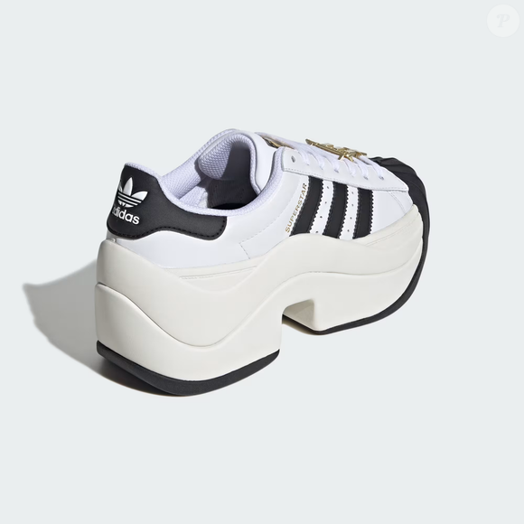Com plataforma alta e visual sofisticado, o Adidas Superstar Bold surge como uma das apostas da marca para quem deseja unir moda, conforto e um toque retrô