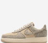 O Nike Air Force 1 '07 LV8 Denim Masculino, na cor 'folha de papel reciclado', chama atenção por fugir do branco tradicional e dos tons marrons, apostando em uma tonalidade neutra que combina facilmente com diferentes produções