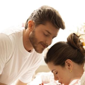 Filha de Klebber Toledo e Camila Queiroz nasceu nesta sexta-feira (12)