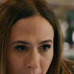 Brigitte (Tatá Werneck) pega o celular de Ingrid e manda mensagem para Guilherme (Daniel Rocha) em nome da irmã.
