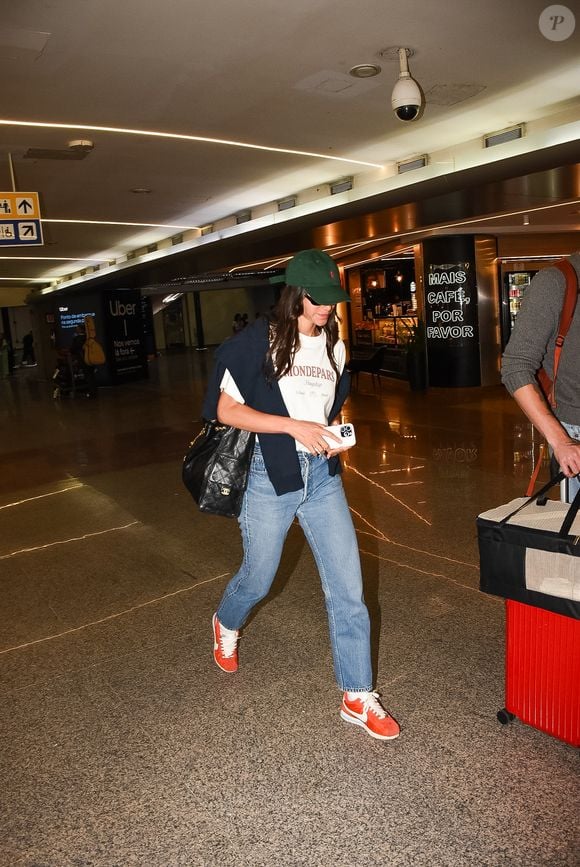 Longe dos modelos da Adidas ou da New Balance, a atriz apostou em um clássico: o Nike Cortez Picante Red Vermelho, escolhido para enfrentar aeroportos e deslocamentos longos sem abrir mão de estilo.