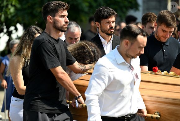 Viúva de Diogo Jota, Rute Cardoso se desespera no velório do marido e chora debruçada ao caixão com o corpo