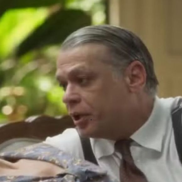 Juliano (Fabio Assunção) desconfia do sumiço de Clarice (Carol Castro) em Garota do Momento