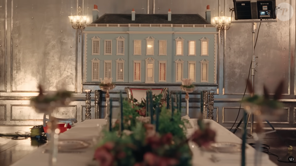 No final da sala de jantar tem uma casa de bonecas que também ganhou destaque durante o filme