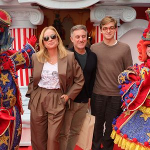 Angélica e Luciano Huck chegaram com o filho Joaquim ao aniversário de 1 ano de Bento, filho de Thiaguinho e Carol Peixinho