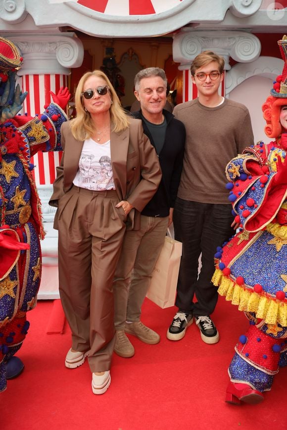 Angélica e Luciano Huck chegaram com o filho Joaquim ao aniversário de 1 ano de Bento, filho de Thiaguinho e Carol Peixinho