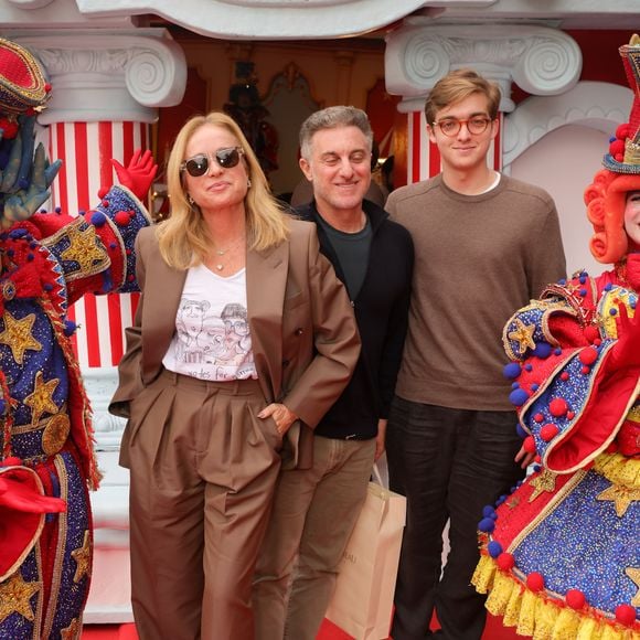 Angélica e Luciano Huck chegaram com o filho Joaquim ao aniversário de 1 ano de Bento, filho de Thiaguinho e Carol Peixinho