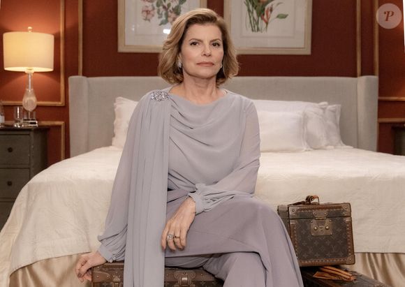 Foto de Déborah Bloch como vilã Odete Roiman na novela 'Três Graças': personagem tinha atitudes diabólicas, sendo odiada por todos ao seu redor, e não tinha amigos.