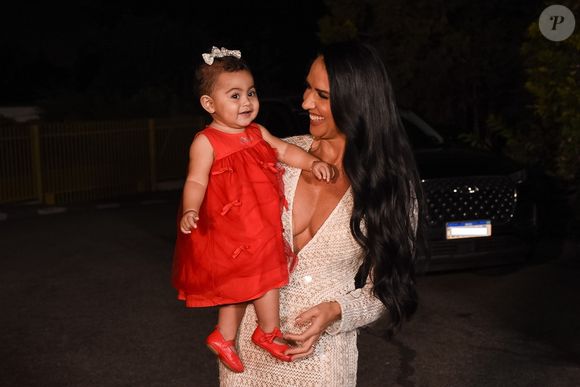 Filha de Zezé Di Camargo e Graciele Lacerda, Clara usou vestido vermelho para assistir a gravação de especial de Natal do pai