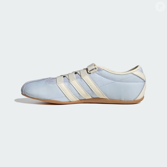 A nova aposta da Adidas transforma a tendência balletcore em um calçado prático para o dia a dia, sem abrir mão da elegância
