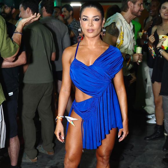 Gkay esbanjou sensualidade em um look cheio de recortes