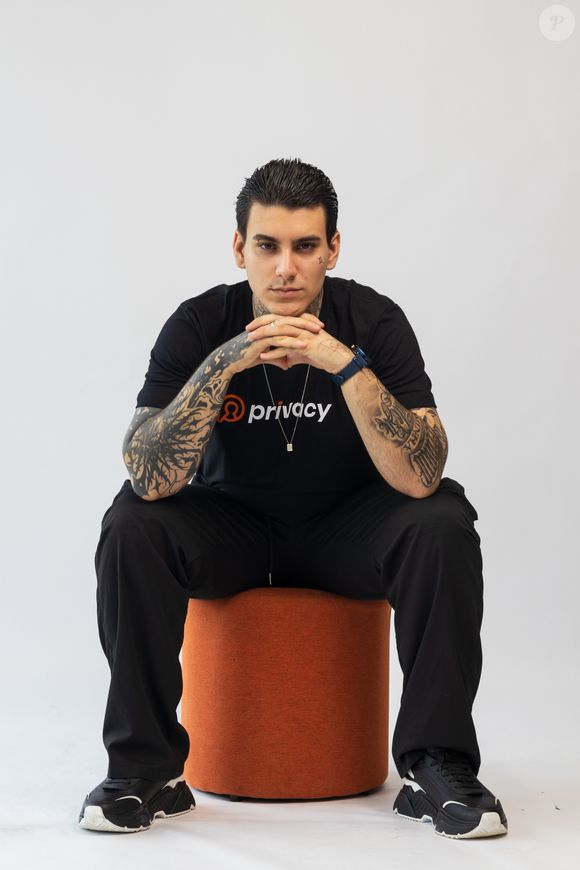 No caso de Arthur, o foco principal foi o aumento de espessura, mas ele espera um ganho de até 3 cm em comprimento. “O público do conteúdo adulto quer ver estética, performance e presença. A harmonização me ajuda a estar mais pronto fisicamente, mas também psicologicamente.”