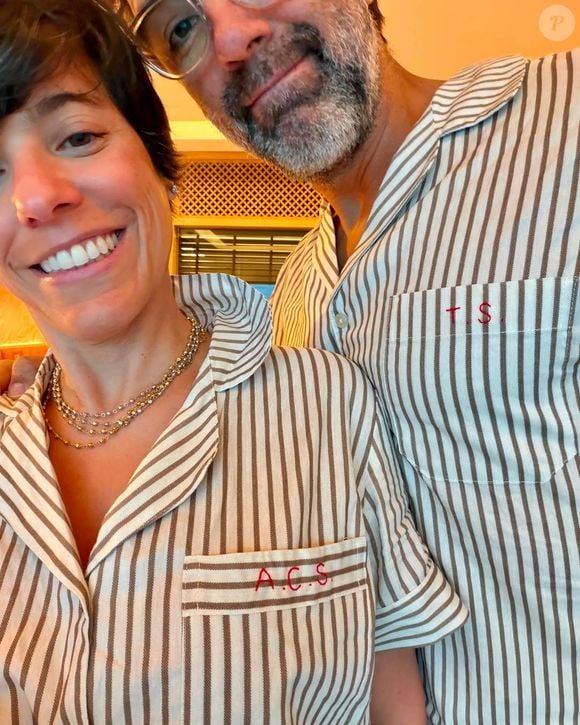 Tadeu Schmidt mostra resultado da rotina de treinos ao posar sem camisa em álbum de viagem; fotos também mostram looks combinando entre ele e a esposa