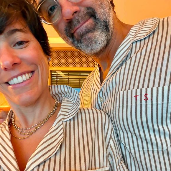 Tadeu Schmidt mostra resultado da rotina de treinos ao posar sem camisa em álbum de viagem; fotos também mostram looks combinando entre ele e a esposa