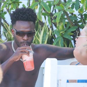 Virginia e Vini Jr. celebram reconciliação com beijos na praia, e harmonização facial do jogador chama atenção