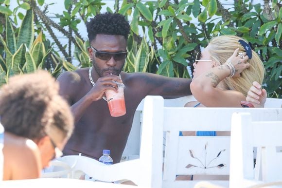 Virginia e Vini Jr. celebram reconciliação com beijos na praia, e harmonização facial do jogador chama atenção
