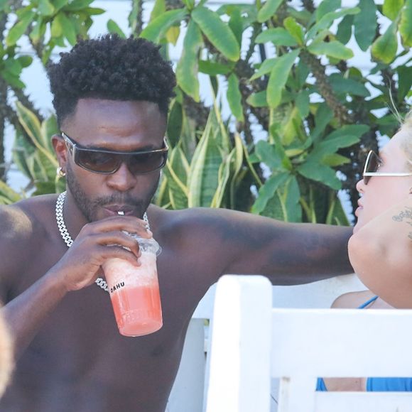 Virginia e Vini Jr. celebram reconciliação com beijos na praia, e harmonização facial do jogador chama atenção