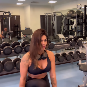 Embora pareça um movimento simples, o agachamento é um dos exercícios mais completos e funcionais que existem