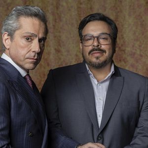 Marco Aurélio (Alexandre Nero) destrata seu assessor, Freitas (Luís Lobianco) em 'Vale Tudo'
