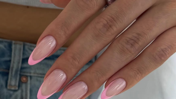 4 esmaltes em tons pastel, muito naturais e ideais para francesinhas em casa, pois deixam as unhas tão limpas e bonitas quanto em um salão de beleza